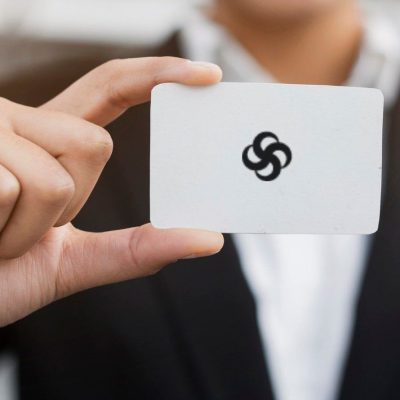 Bir kadın elinde kart tutuyor